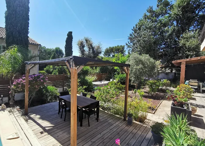 Bas De Villa Avec Jardin, Piscine Et Jacuzzi