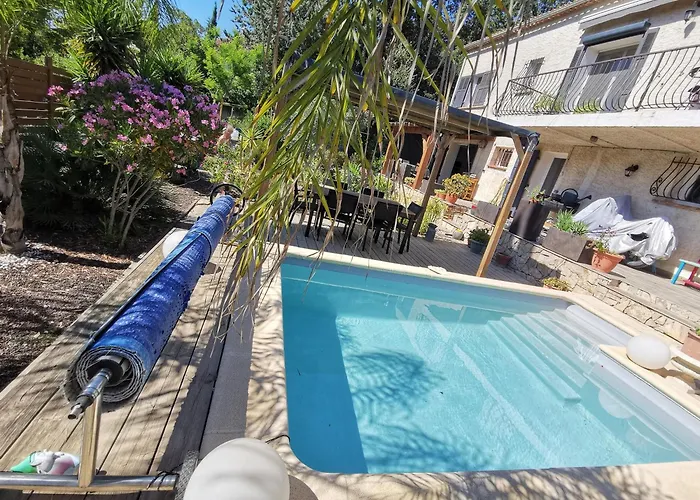 Bas De Villa Avec Jardin, Piscine Et Jacuzzi