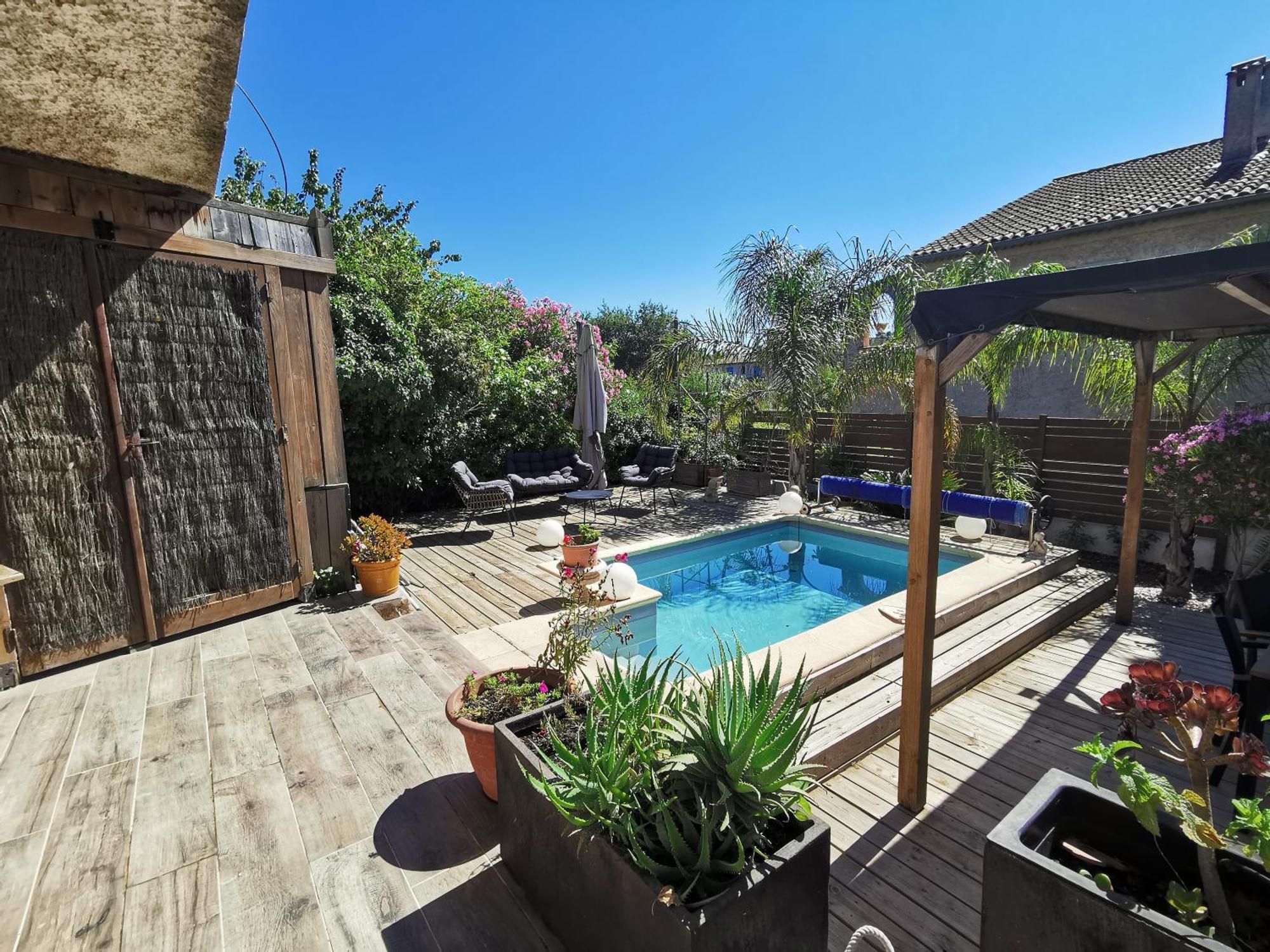Bas De Avec Jardin, Piscine Et Jacuzzi