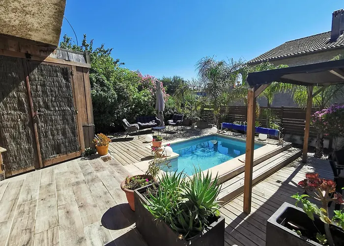 Bas De Villa Avec Jardin, Piscine Et Jacuzzi