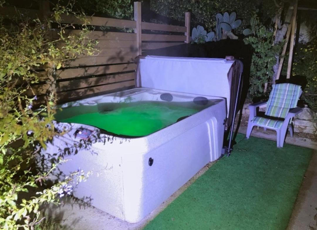 Bas De Avec Jardin, Piscine Et Jacuzzi
